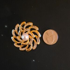 Elegant Gold and Pearl Brooch